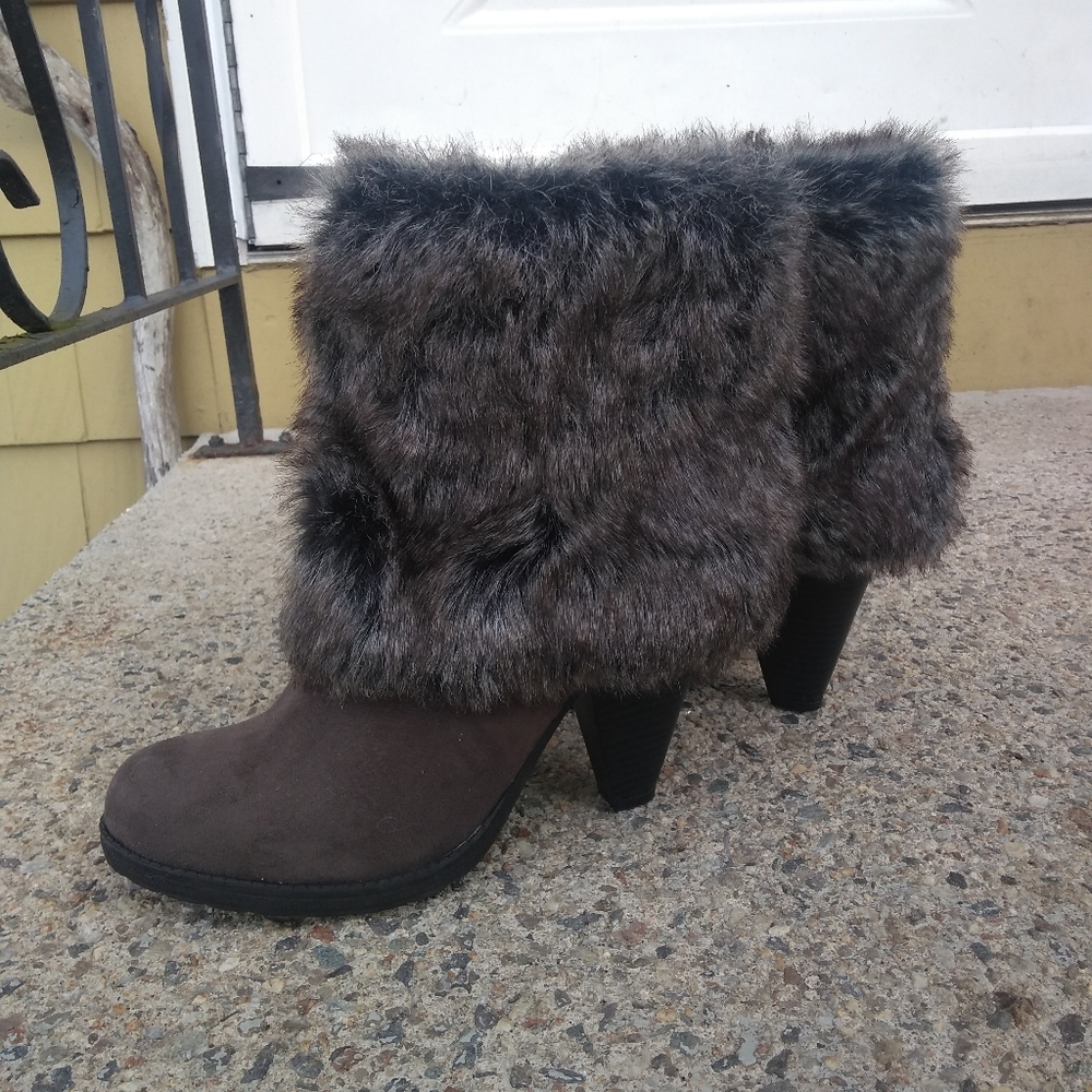 Ladies faux fur healed boots